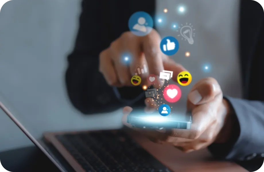 スマートフォンを操作する手元から、SNSのリアクションアイコンが浮かび上がっているイメージ画像